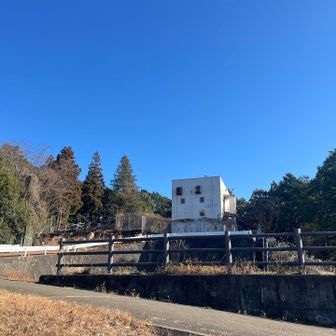 高指山の山頂には廃墟となった基地局が