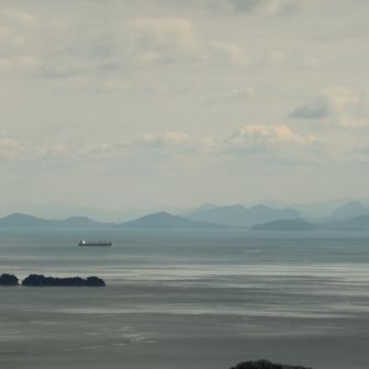 遠くに四国の山々が見えます