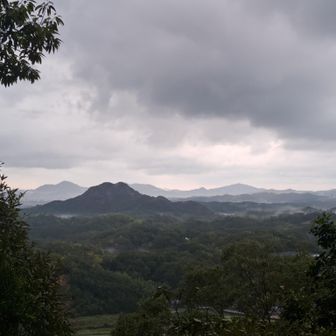 東側に嶽山が見えます