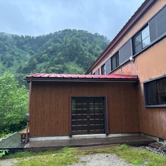 小雨降る朝
お世話になった槍平小屋を出発
このまま新穂へ下山しちゃおかな…

揺れ動く乙女心と夏の空