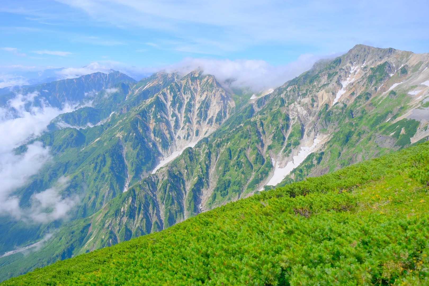 後立山連峰。
唐松岳から白馬岳の間が未踏なのでそこもまたいつか歩きたい。