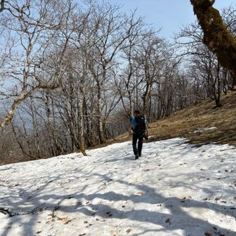 山頂直下はまだ雪がります