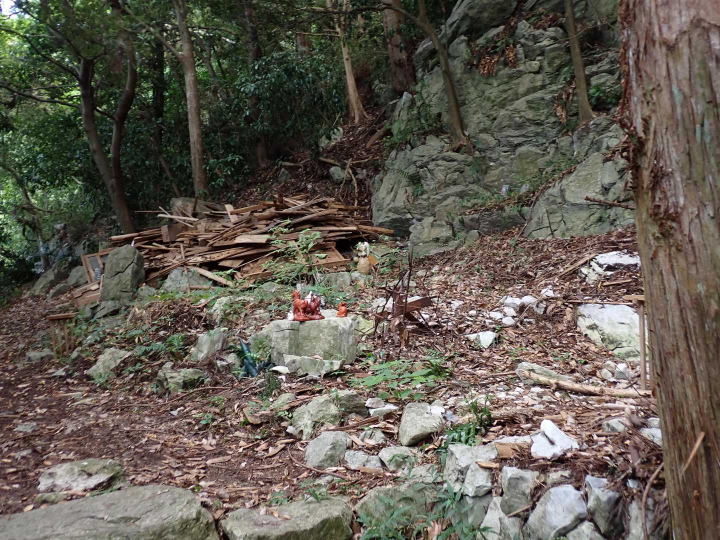 竜神社と天狗社の倒壊あと。