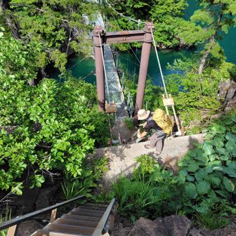 橋、直上の梯子を下れば