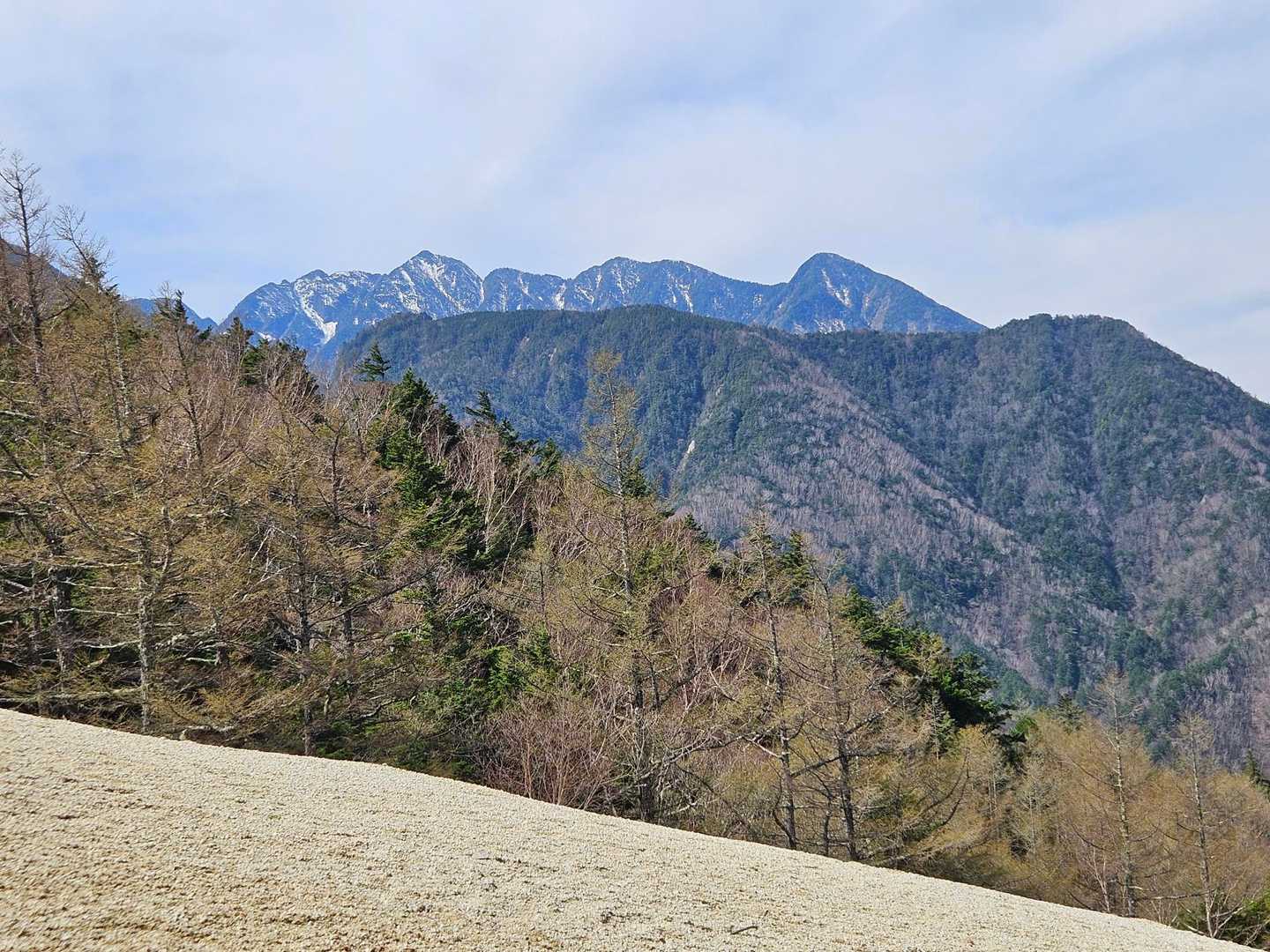 途中で鋸岳🤩

水晶ナギ手前にも小さいビーチが
有りますが本当のビーチは更なる
先にあります🏖