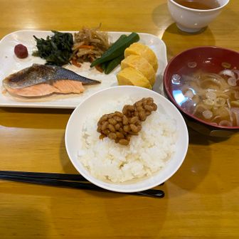 朝方星空が美しかった。でも天の川ははっきりせず残念！
白根御池小屋の朝食
納豆が嬉しい☺️
よーく寝られたので完璧な体調
3日お風呂なしでもなんか平気だけど
そう思ったら急にお風呂に入りたくなった
登っていく方々を眺めつつゆっくり出発です