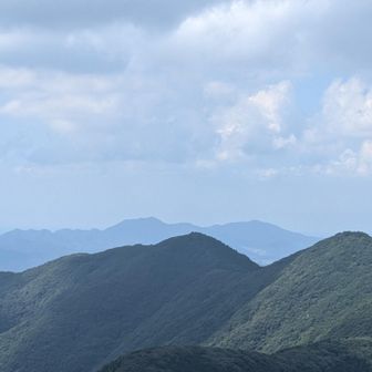 尺岳平でランチしてから山頂へ
金剛山の向こうにホーム四塚

安心します