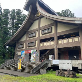 山頂まで車で来れますからね。歴史博物館まであるぞ。