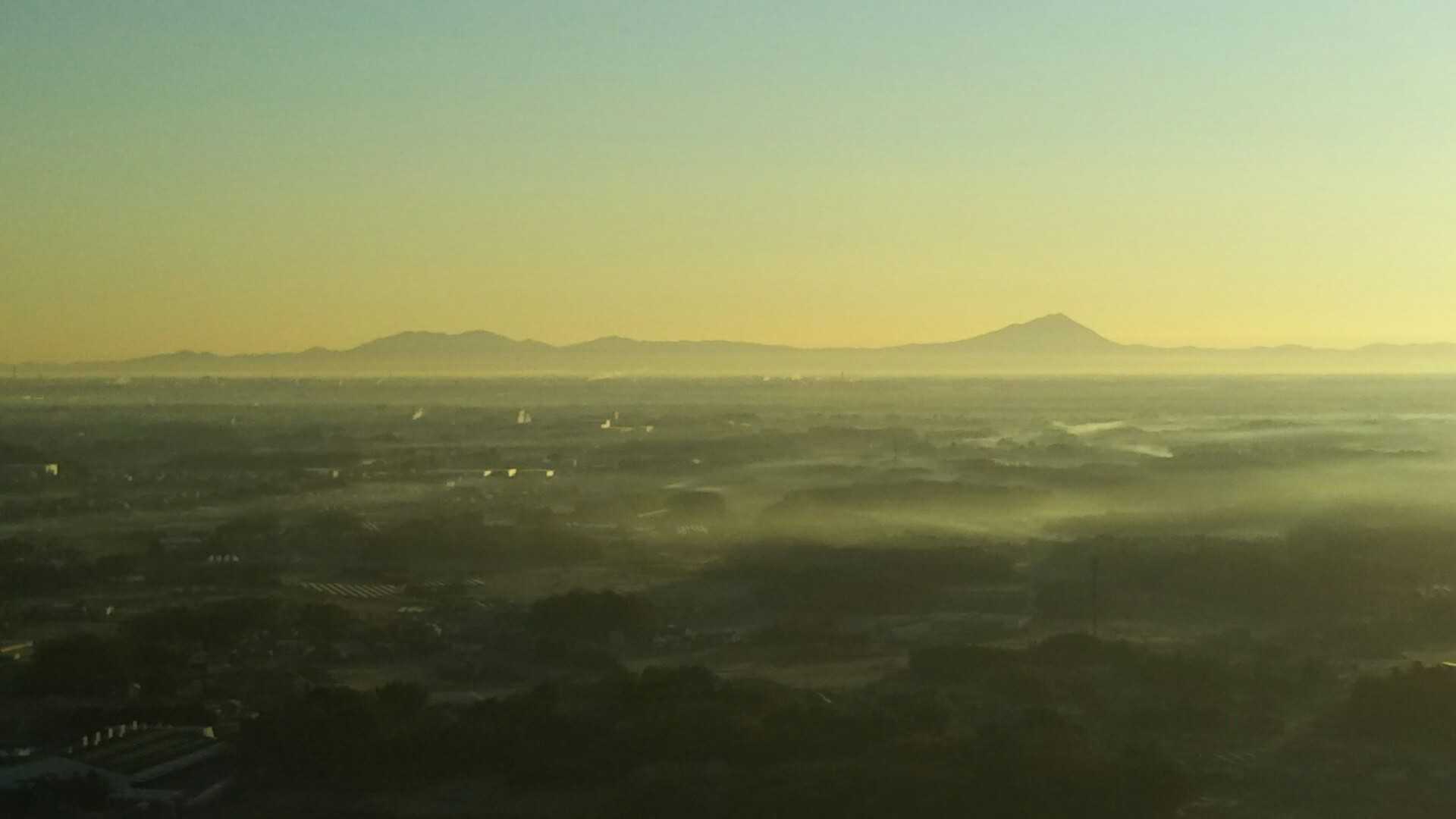 麓が暖まり霞みがかった。