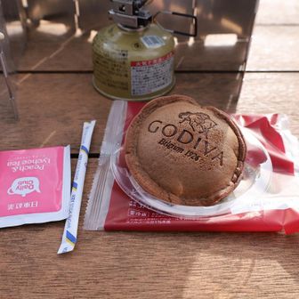 デザートはGODIVAのどら焼き。イマイチ。