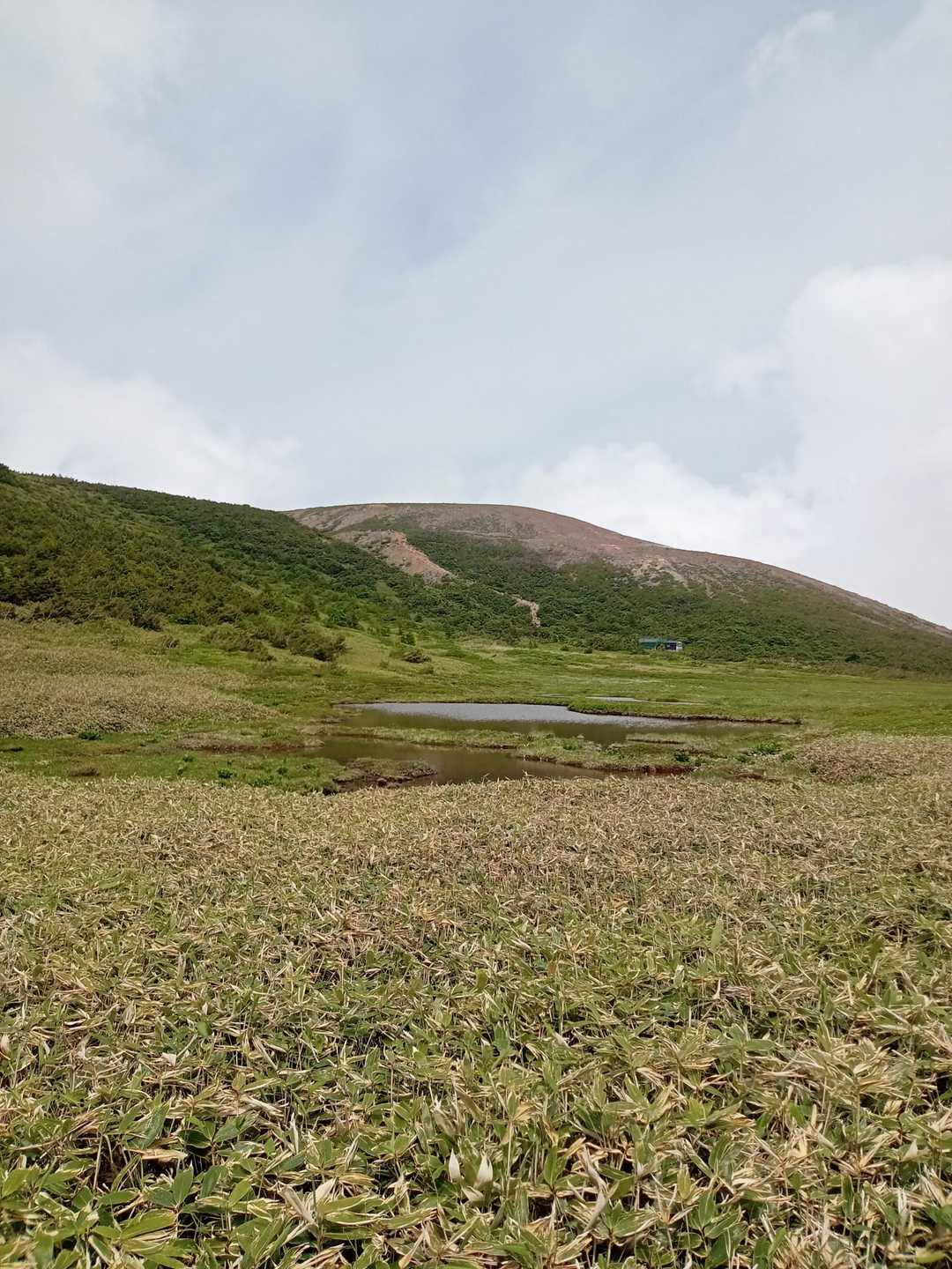 一切経山の登山道
渋滞してる様に見える👀
