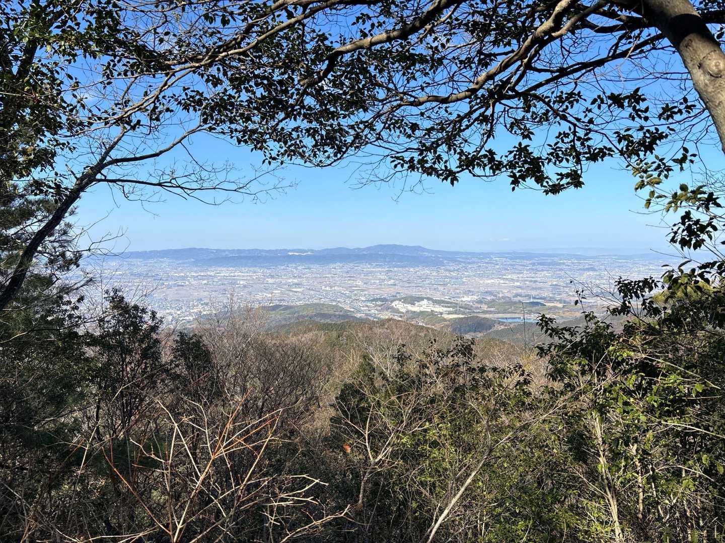 奈良盆地が一望できる。
