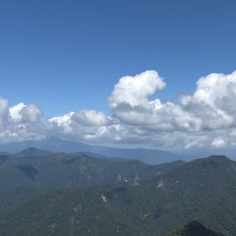 オツボ峰より　右から天狗角力山、障子ヶ岳、奥に月山