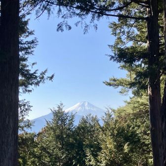 山頂標柱の反対側に富士山スポット