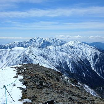 振り返ると空木岳の肩に南駒ヶ岳も見え始める稜線を一望。