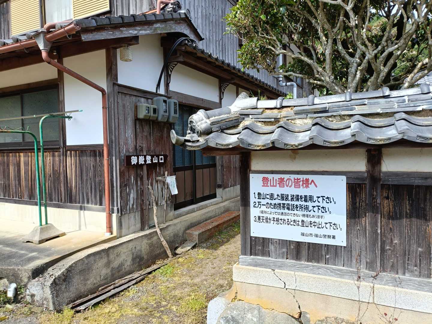 家の路地が入口です