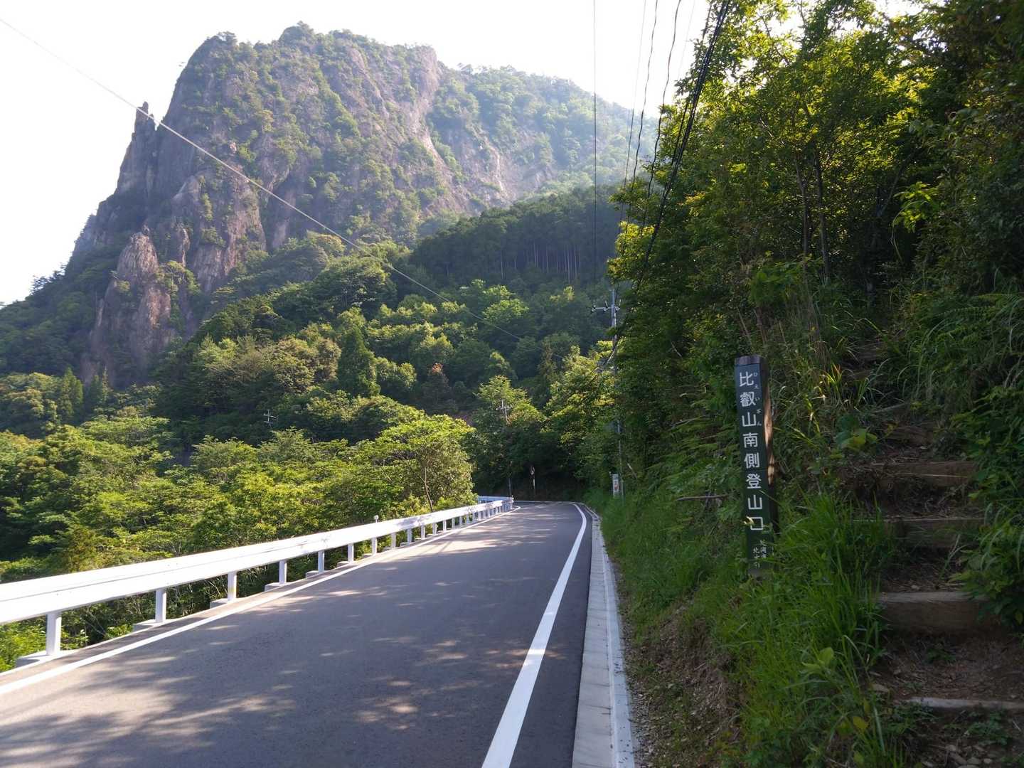 南側の登山口から比叡山の岩壁、ロッククライマーで有名
