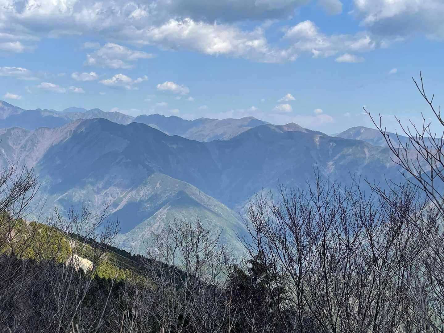 左の奥にひょっこり覗いてるのは大無間山・前黒法師山