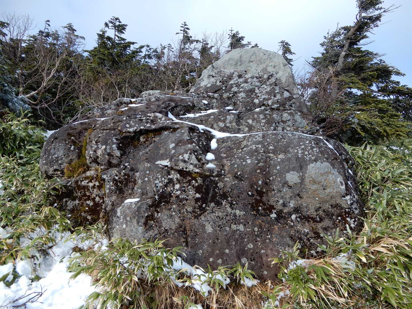 乗鞍岳山頂　積雪10cm程度
想定より積もっていました。
