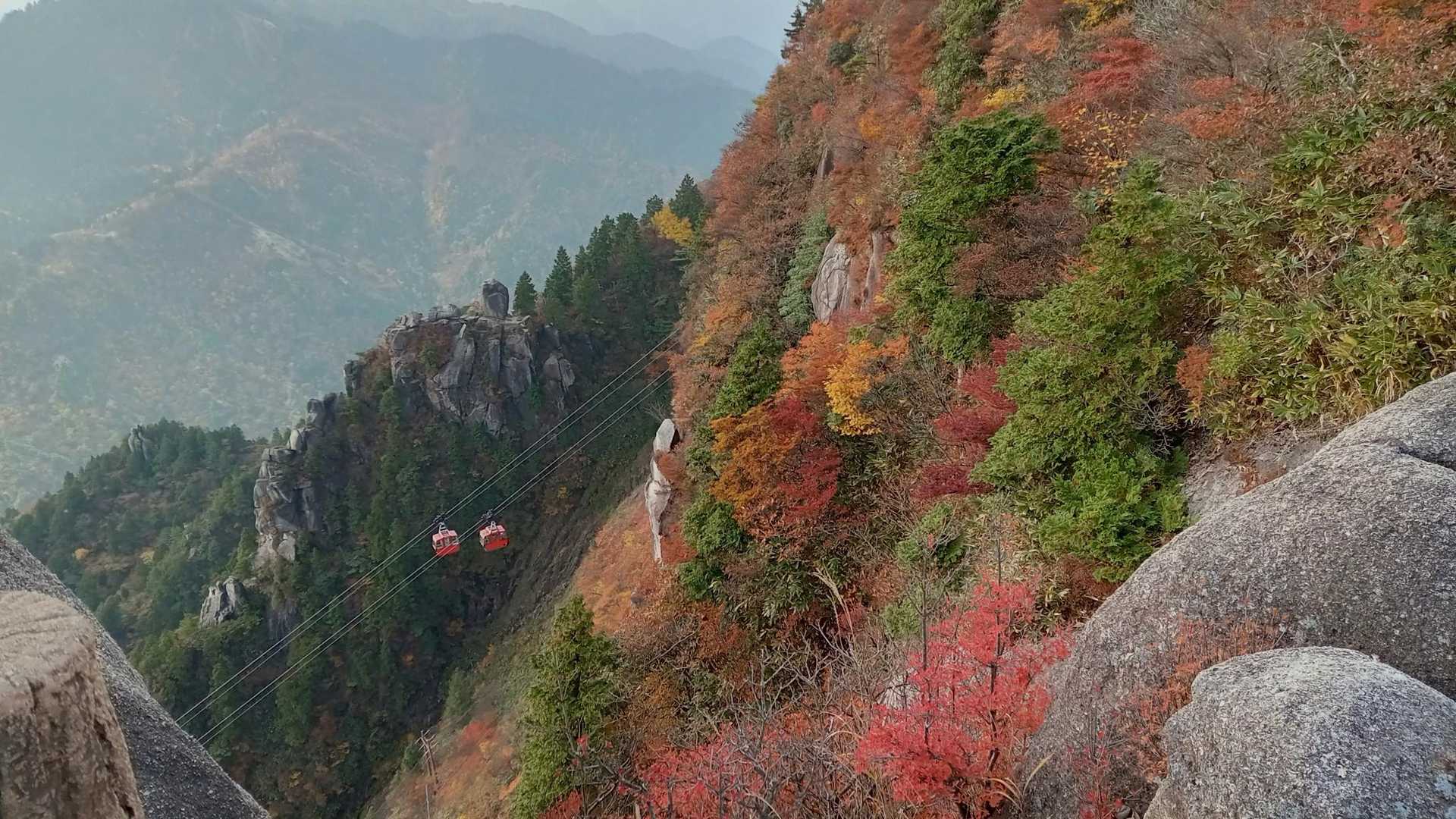 中道コース | 大迫力の奇岩が連なる岩尾根、ロープウェイでも行ける鈴鹿の名峰の写真