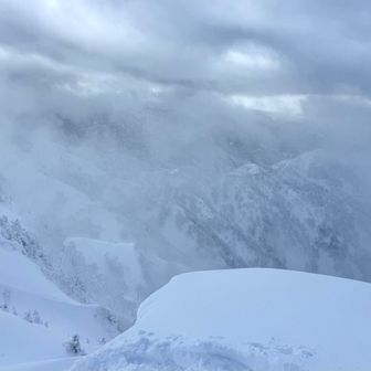 奥に見えるあの稜線は、本日Uターンしたところから有峰林道へ降りる縦走路かな❓