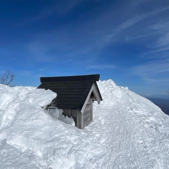 ここは白山信仰の霊山。祠があります。