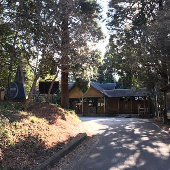 登山口近くに大きめの駐車場があります。トイレ完備。