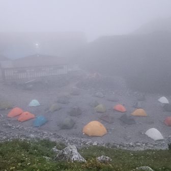 東京のカップルの方と裏の丸山へ夕日を見に行くもガスで撃沈。