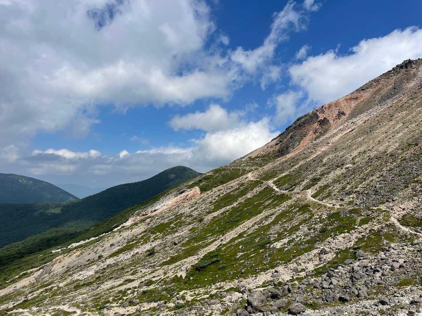 ロープウェイでラクラク山頂へ！絶景の日本百名山・那須茶臼岳の写真