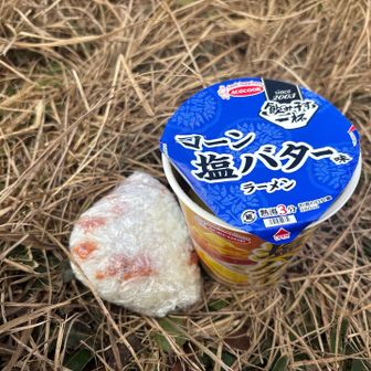 みんなで、カップ麺
さりげなく、ウィンナーもボイルして投入‼️

熱々〜😁