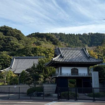 位置的に葉山まで出た方が帰りやすいので、今日一番の目的地である仙元山へ向かう。
途中、雰囲気の良いお寺があった。