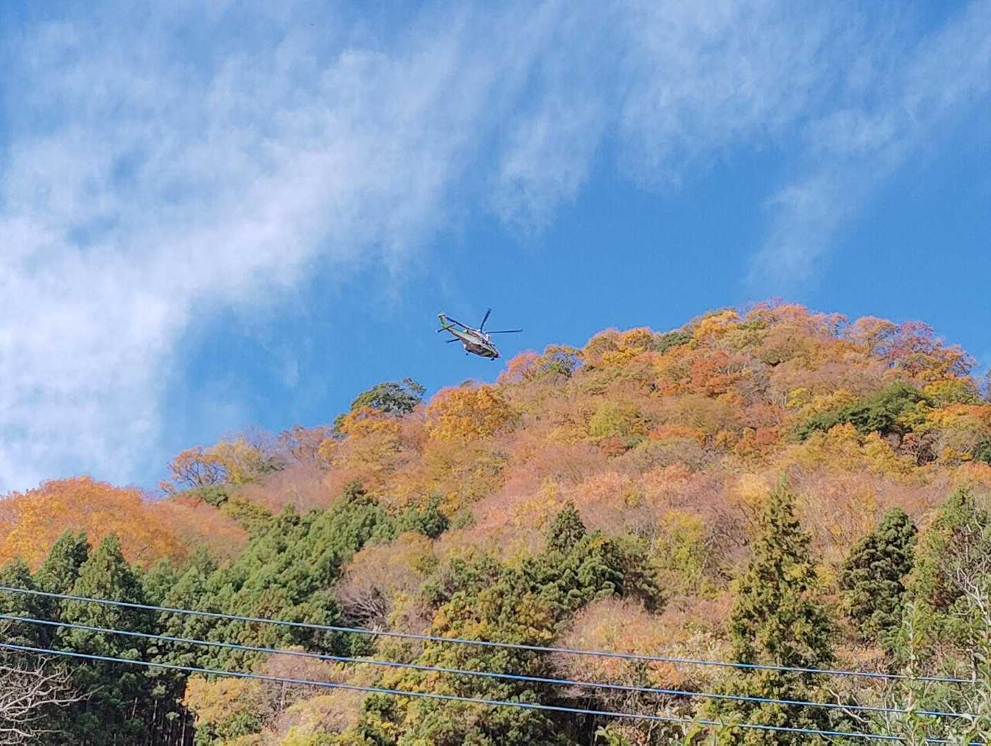 登山開始直後、山頂でヘリがホバリング。救助でしょうか？大事に至らなければよいのですが…。