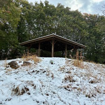 極楽寺山頂上の東屋。