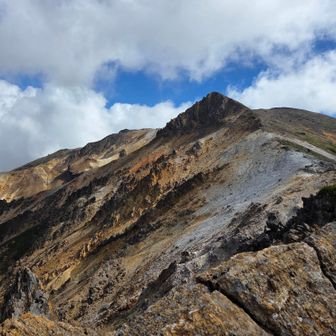 次に向かうはあのピーク。yamapでは安足間岳となっていますが、一方、北海道夏山ガイド②では｢国立峰｣として説明があります。(安足間岳はその右2200m)

国立峰は国土地理院では山名にはなってないそうなので、ローカルな呼び名でしょうか…