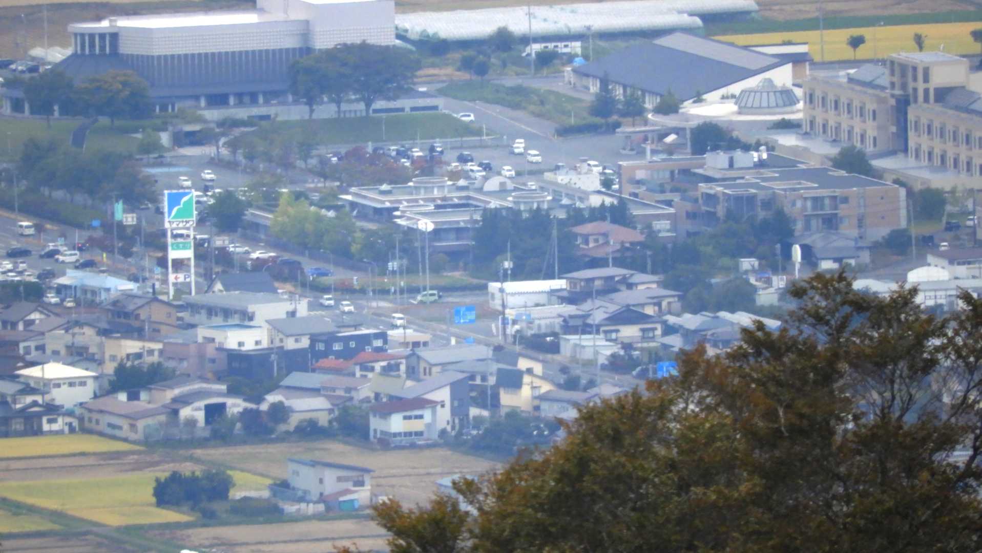 小灌木の枝がうるさく何も撮らずに登って、展望広がる山頂へ

あちらこちらは眺めましたが、高畠町内が手に取るように見えました。宮城県の山というよりは・・・かなぁ