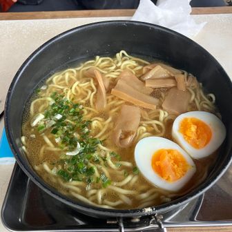 ラーメン🍜作ります🤭

マルちゃんZUBAAAN
乾燥ネギ メンマ 半熟玉子

お店品質の一杯らしいです♪

向かいのハイカーさんに茹で🥚剥いてもらいました🤭