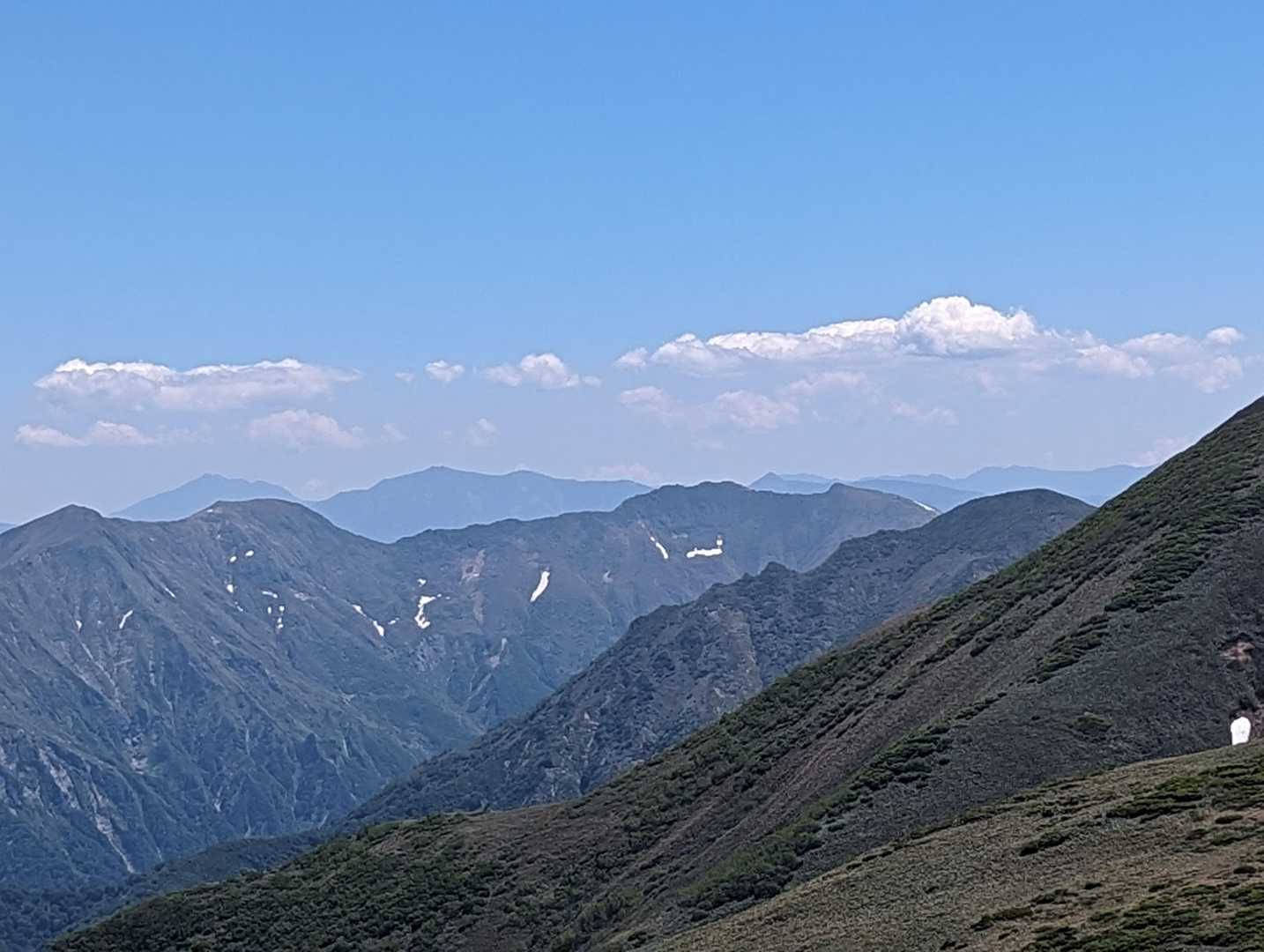 谷川岳の左奥に至仏山と燧ヶ岳