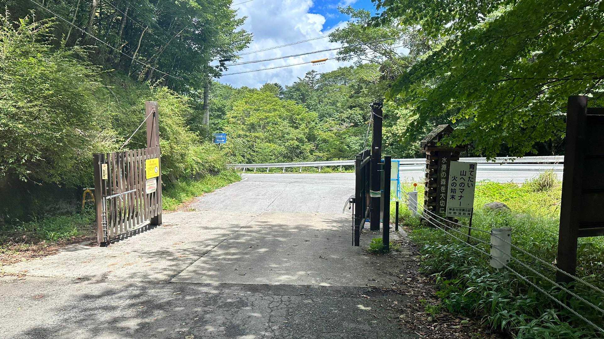ゲートに到着。目の前のR411を右へ。