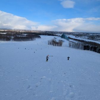 おくに見えるピラミッドは今日は休館日