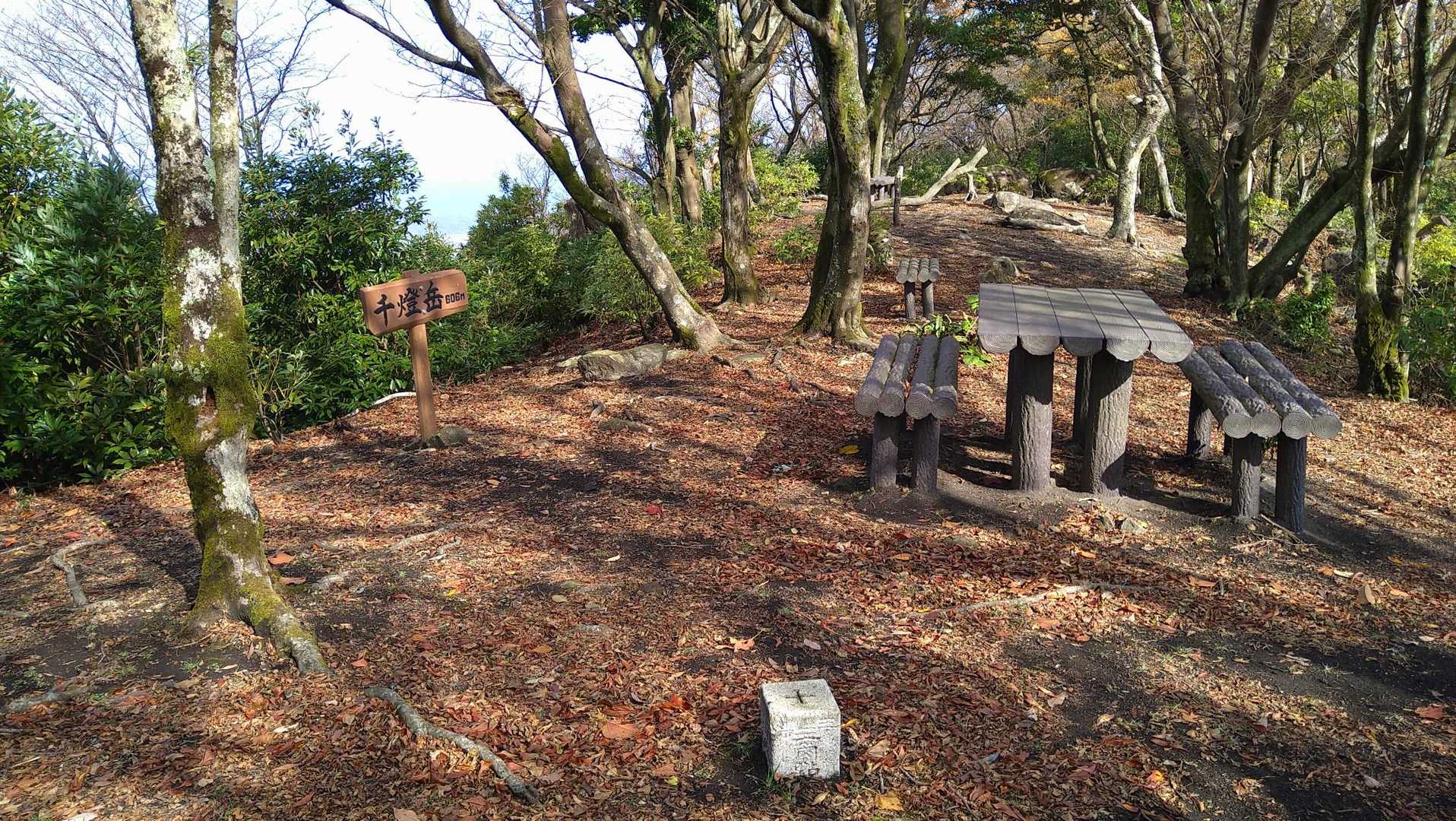 山頂広々、ベンチ沢山😆
ランチタイ厶🍱🍙🍗
貸し切りはもったいないです😆