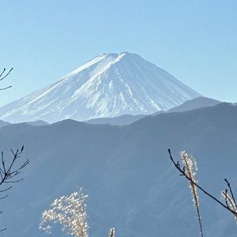だんだん富士山が御坂のお山に隠れてきます⛰️