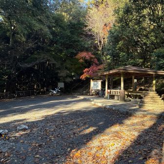 裏登山道入り口には、バイクや自転車の駐車場がありました