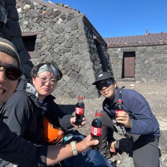 ザックに忍ばせていたコーラを登頂祝いとしてプレゼントし、みんなで乾杯！