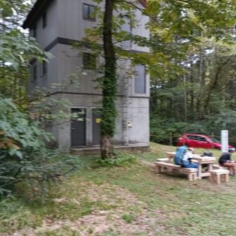 無事に4人で下山しました(^o^)
小屋の前に新しくベンチとテーブルが設置されていました😊