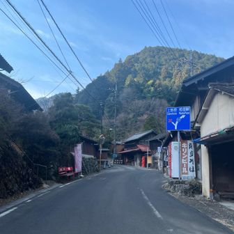 バスを降りて20分ほど登山口まで歩きます