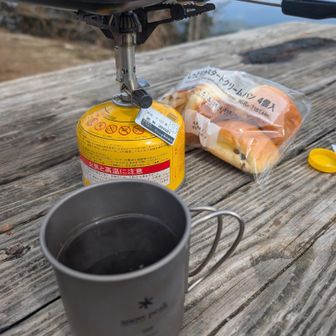 このコーヒーが手前にころがってほぼ股にしみこませることになるとは・・・