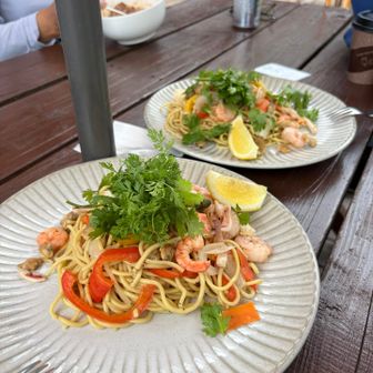 私はタイ風焼きそば🇹🇭
なんてオシャンティな♡
大好きなパクチー乗せ❤️
美味しい過ぎる😋