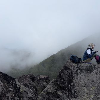 頂上直下で 山頂にいたカメラ構えてた男性が「今居るよ」って教えてくれるも ほんの一瞬にして姿消す😢 暫し休憩しても現れず😭 