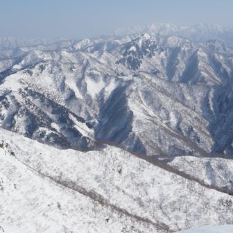 冠山の向こうに能郷白山。