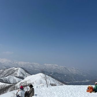 日白山山頂でみなさん休憩